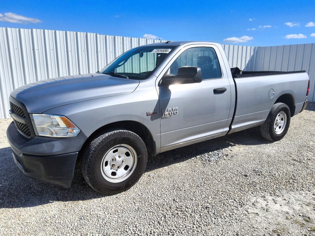 Vue de 2021 RAM 1500 CLASSIC TRADESMAN, angle 1