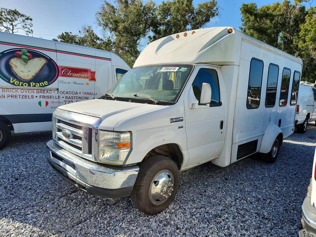 Vue de 2014 FORD E350 SHUTTLE BUS, angle 1