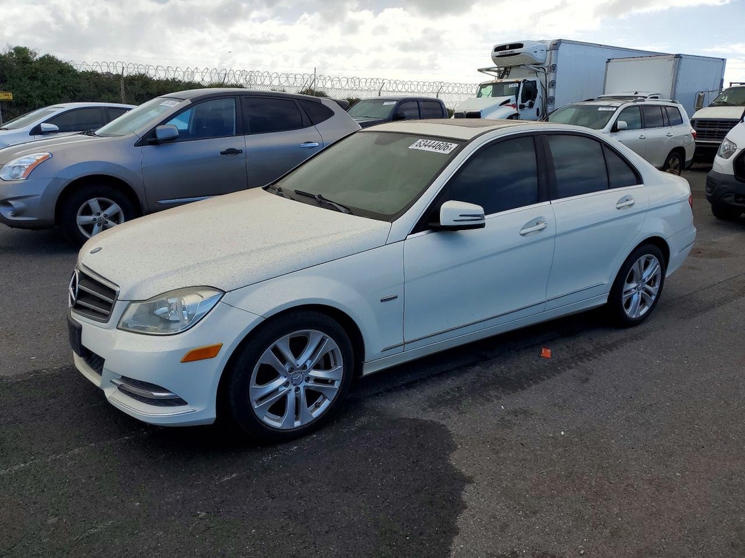 Vue de 2012 MERCEDES-BENZ C 250, angle 1