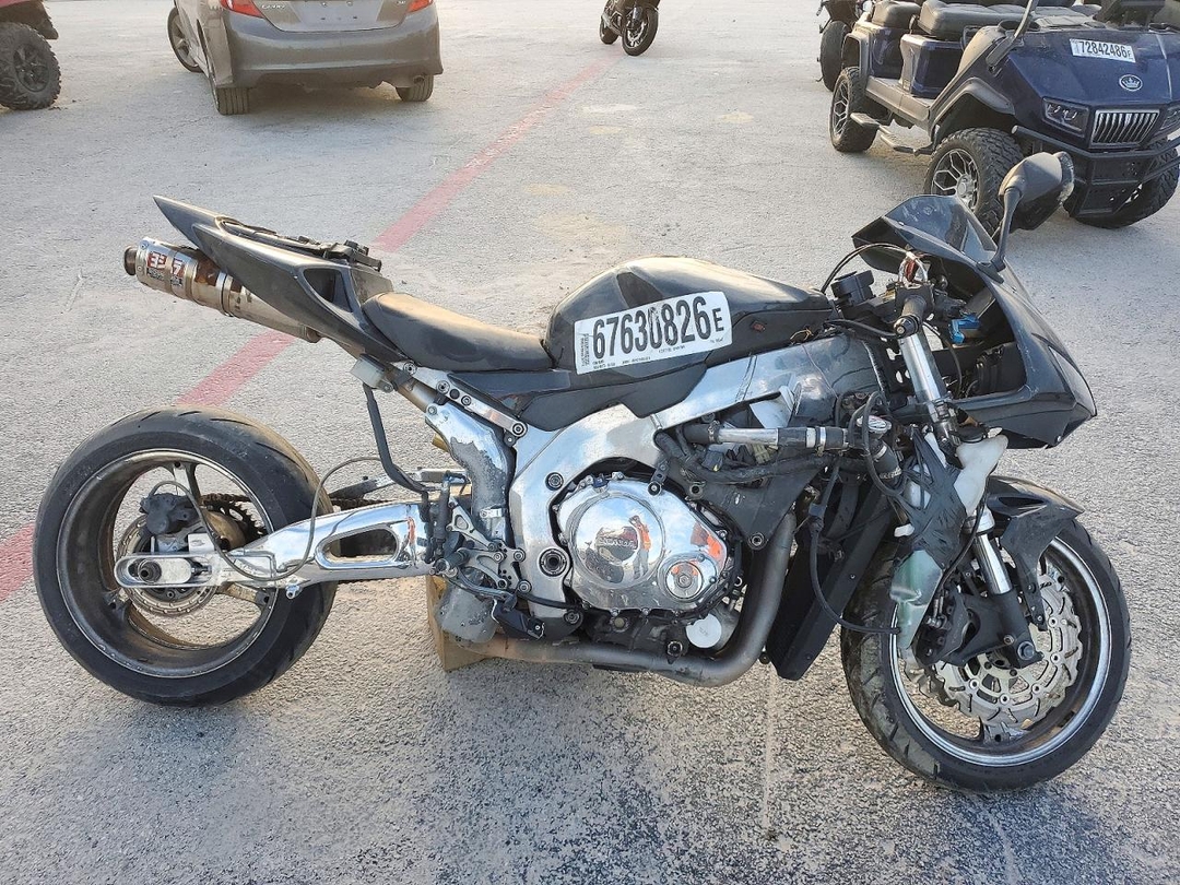 Vista de 2004 HONDA CBR1000 RR, ángulo 1