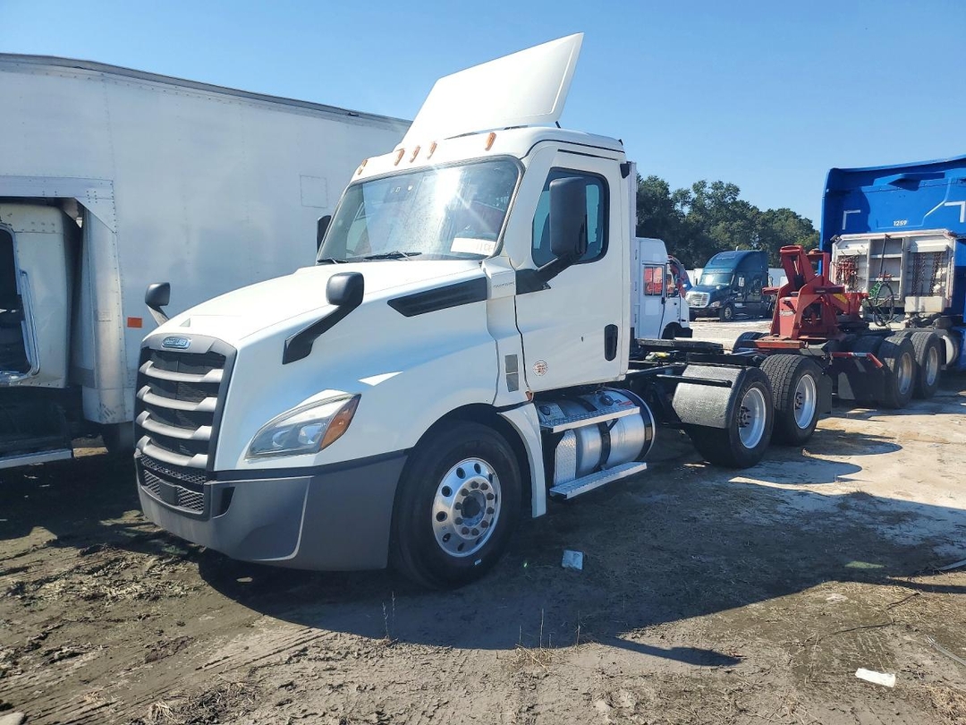 منظر 2021 FREIGHTLINER CASCADIA 126 SEMI TRUCK، زاوية 1