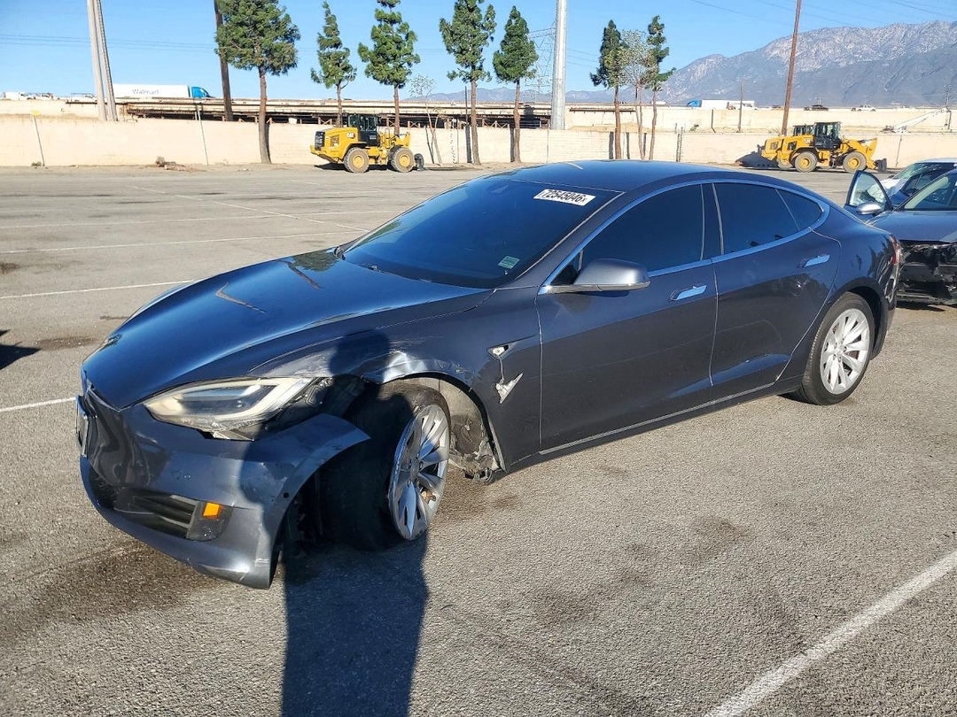 Vue de 2016 TESLA MODEL S, angle 1