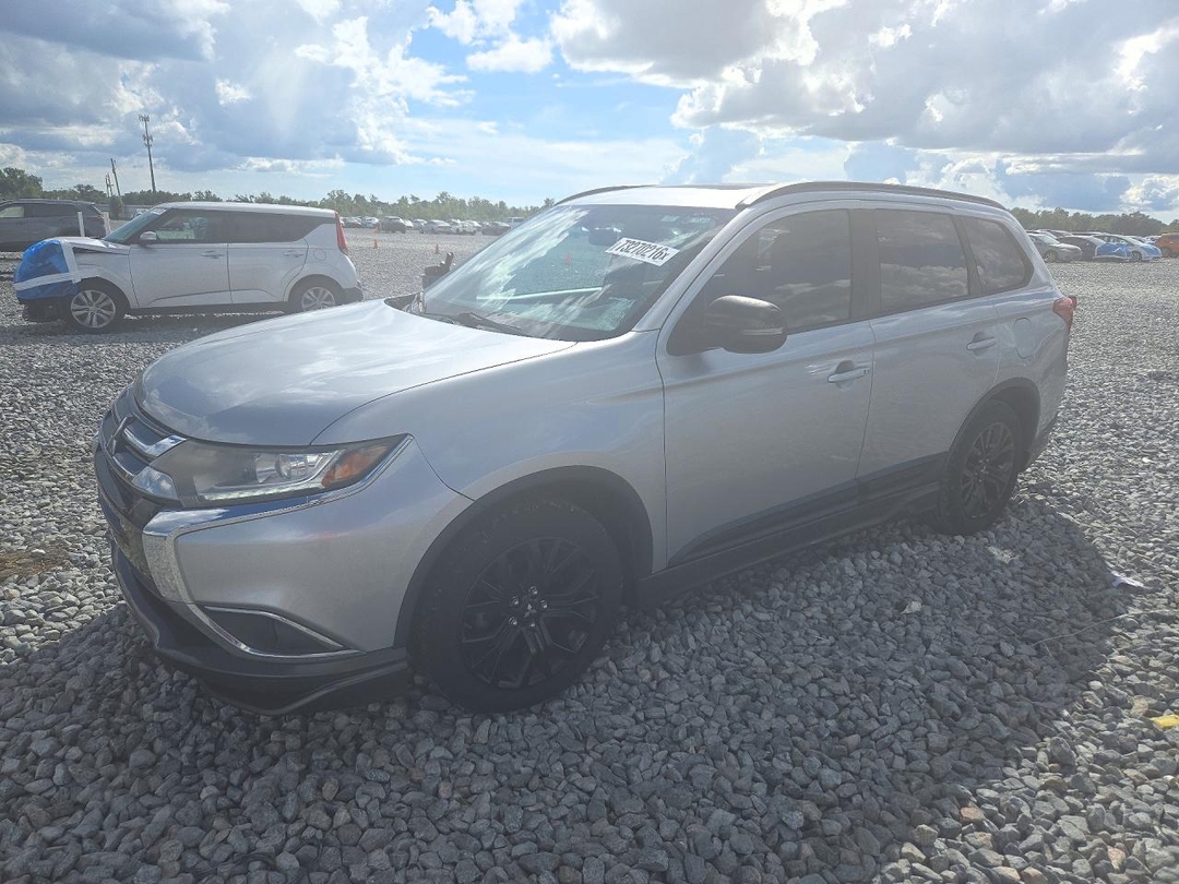 منظر 2018 MITSUBISHI OUTLANDER SE، زاوية 1