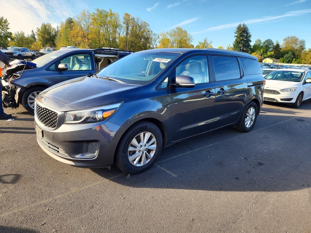 Vue de 2015 KIA SEDONA LX, angle 1