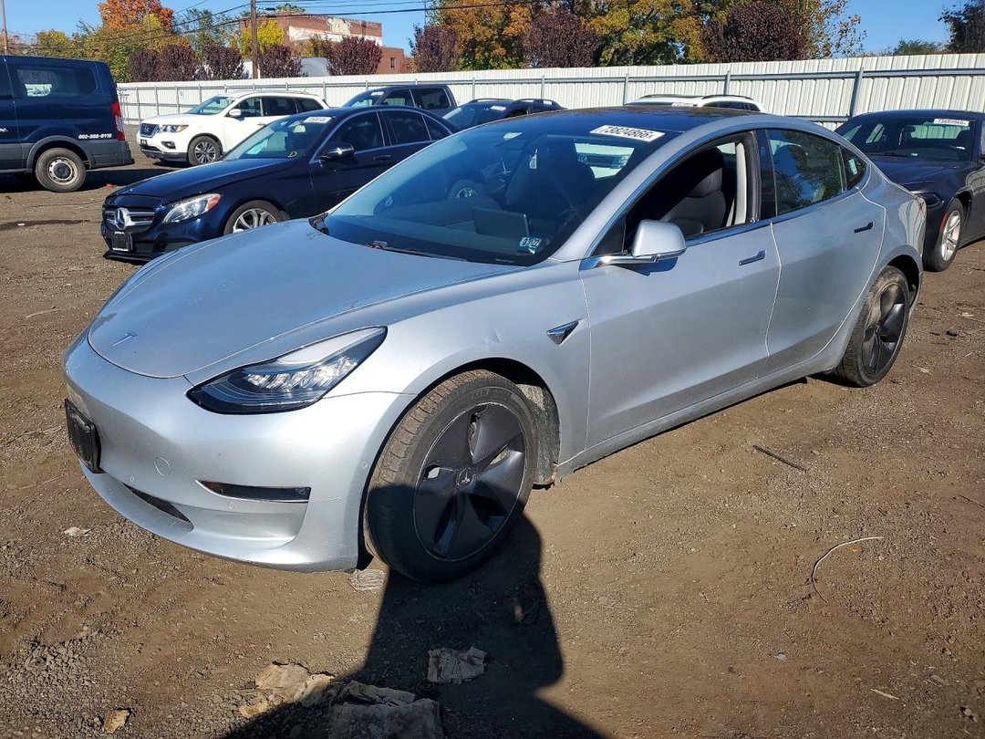 Vue de 2018 TESLA MODEL 3, angle 1