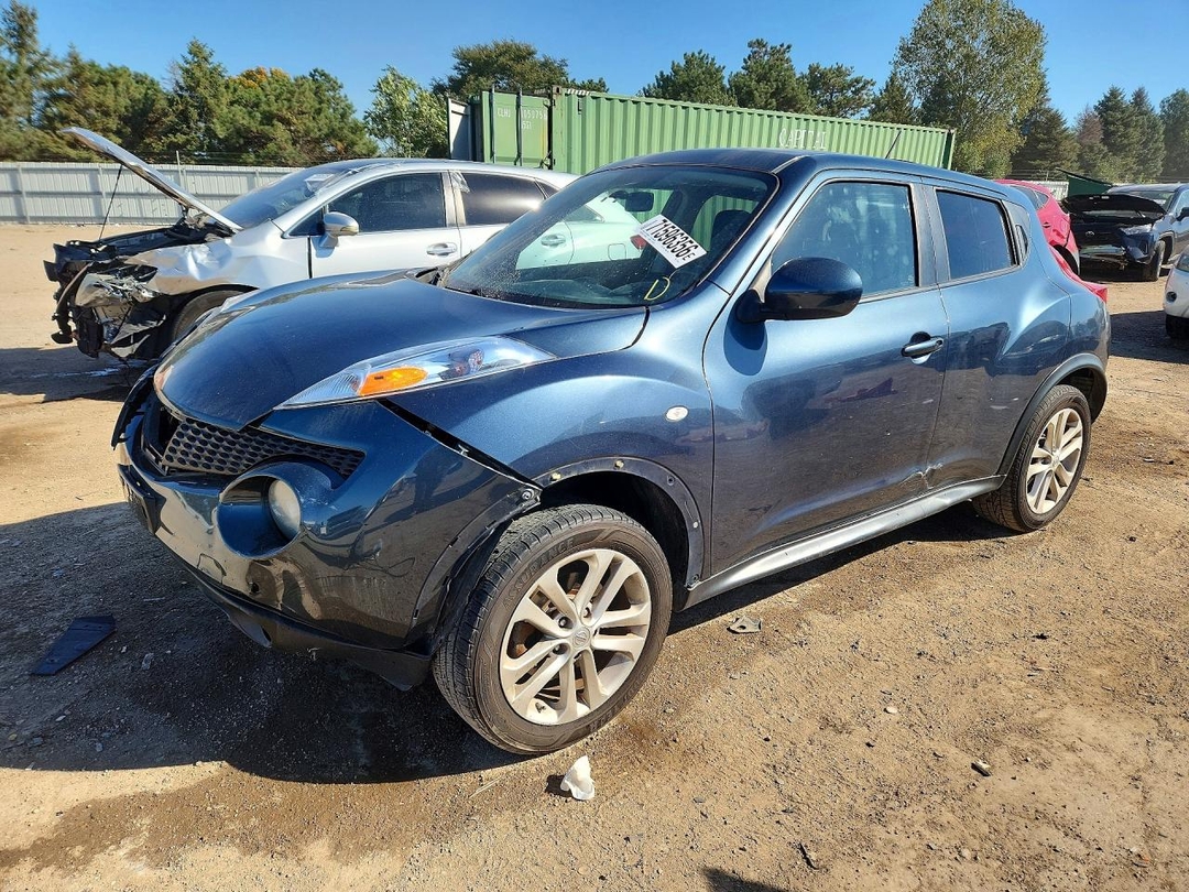 Vue de 2013 NISSAN JUKE S, angle 1