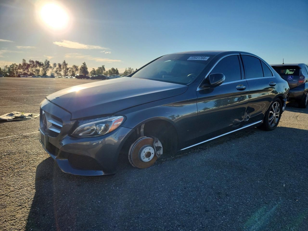Vue de 2016 MERCEDES-BENZ C 300, angle 1