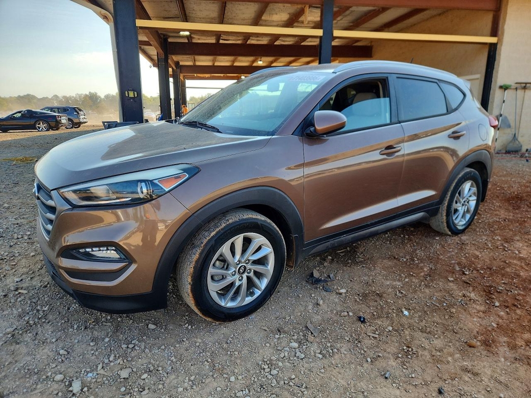 Vue de 2016 HYUNDAI TUCSON SE, angle 1