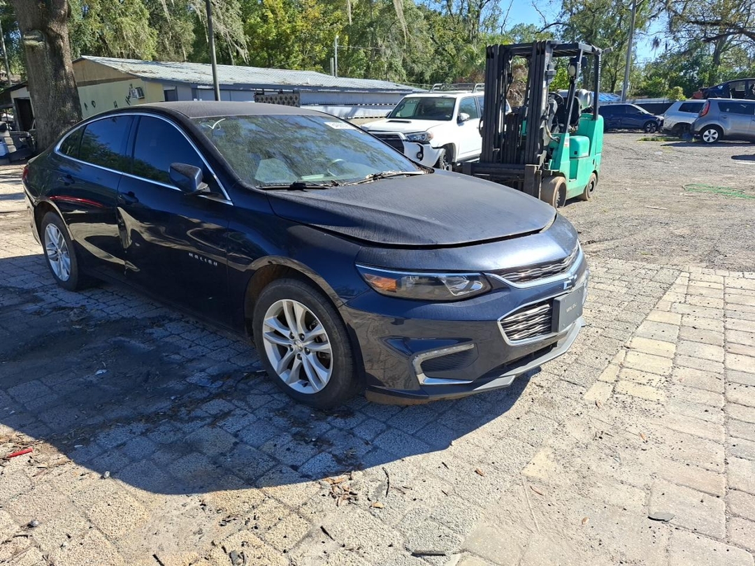 Vue de 2017 CHEVROLET MALIBU LT, angle 1