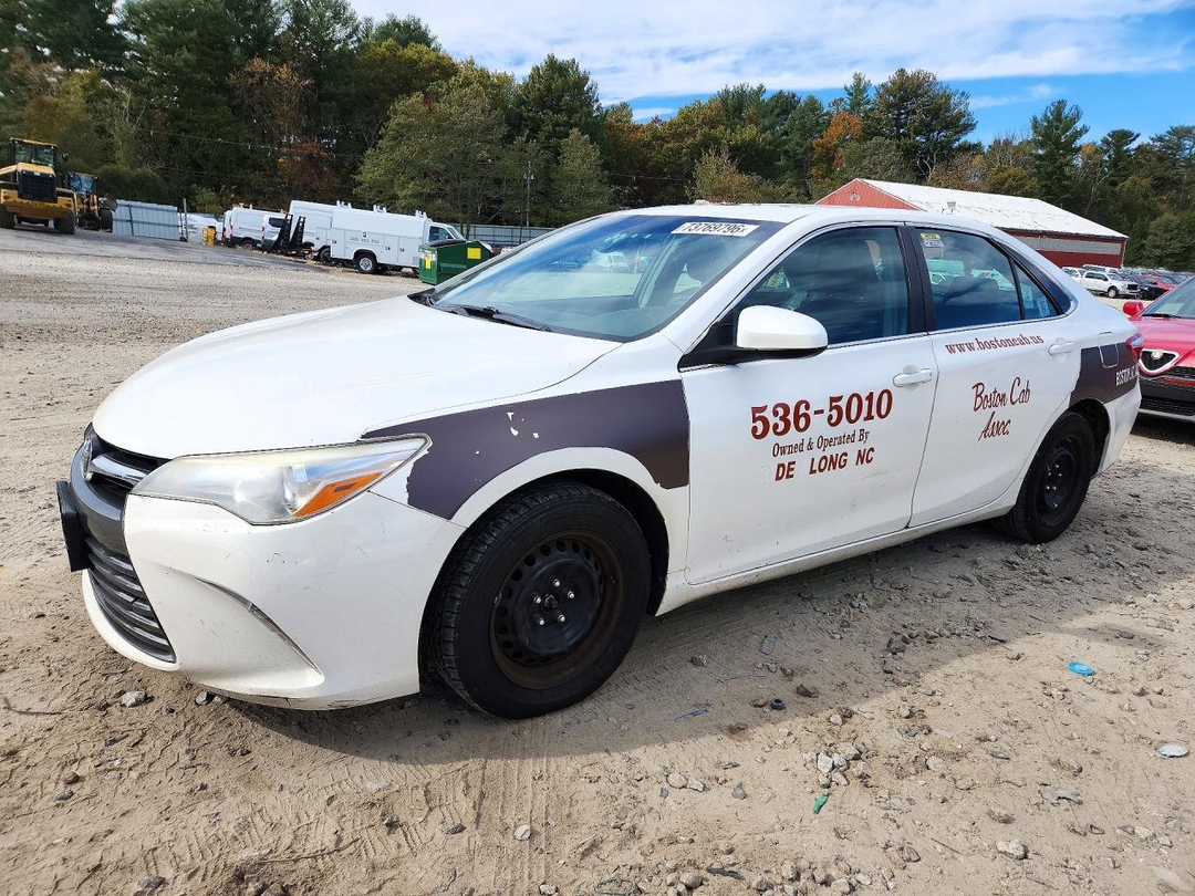 Вид 2017 TOYOTA CAMRY HYBRID LE, угол 1