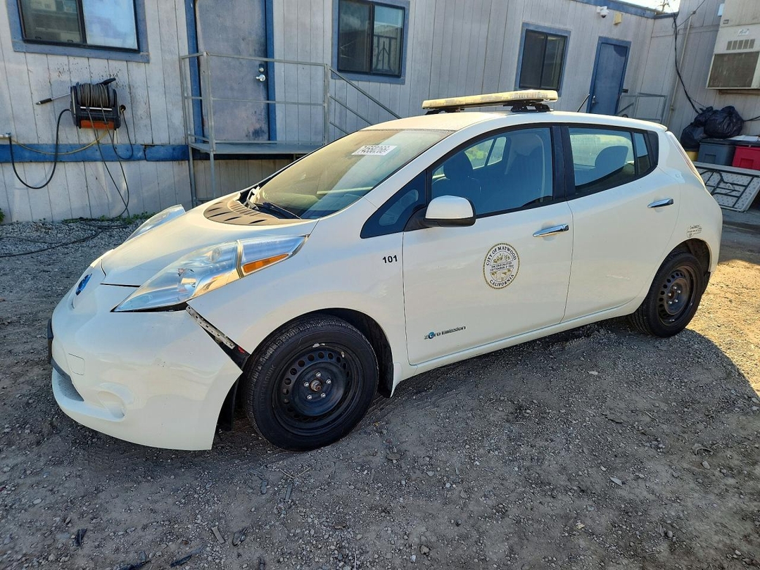 منظر 2017 NISSAN LEAF S، زاوية 1