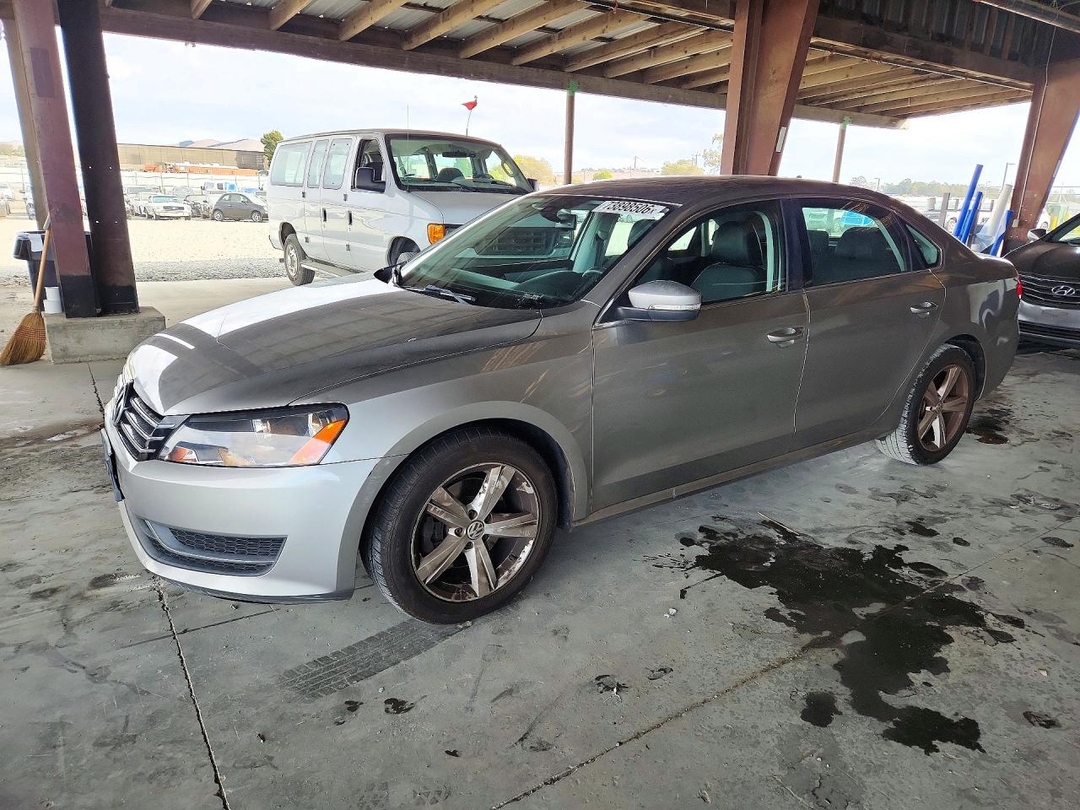 Vue de 2013 VOLKSWAGEN PASSAT SE, angle 1