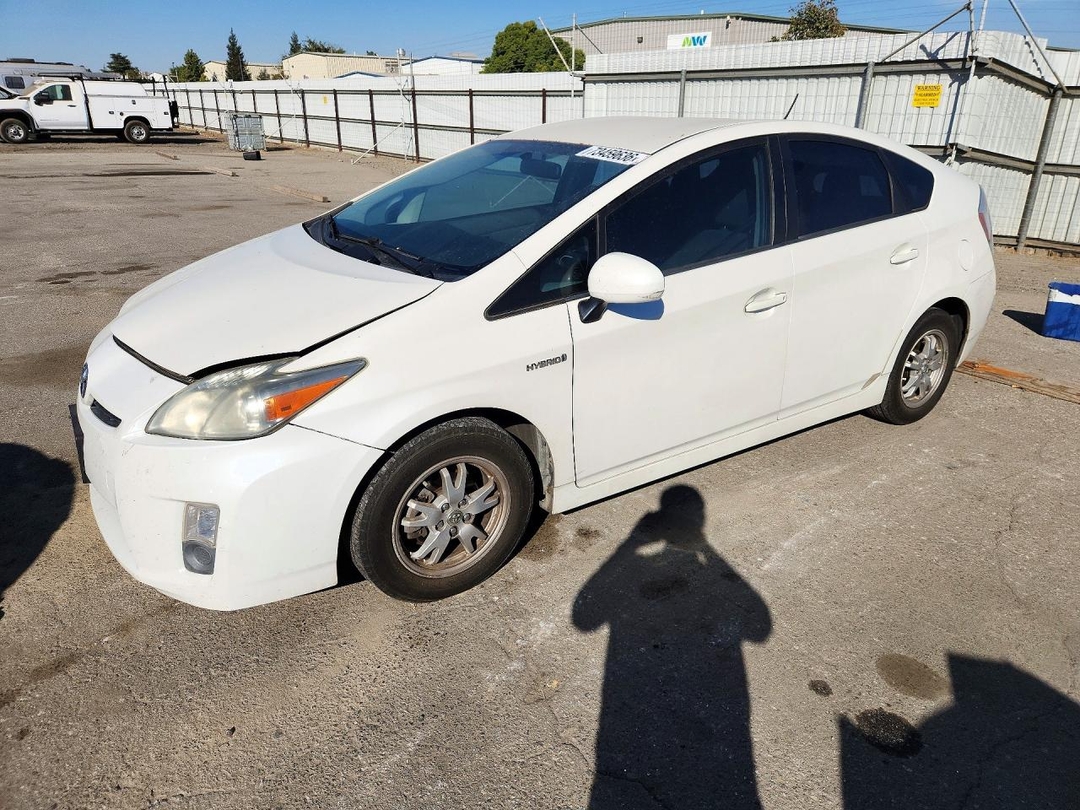 Vue de 2011 TOYOTA PRIUS THREE, angle 1