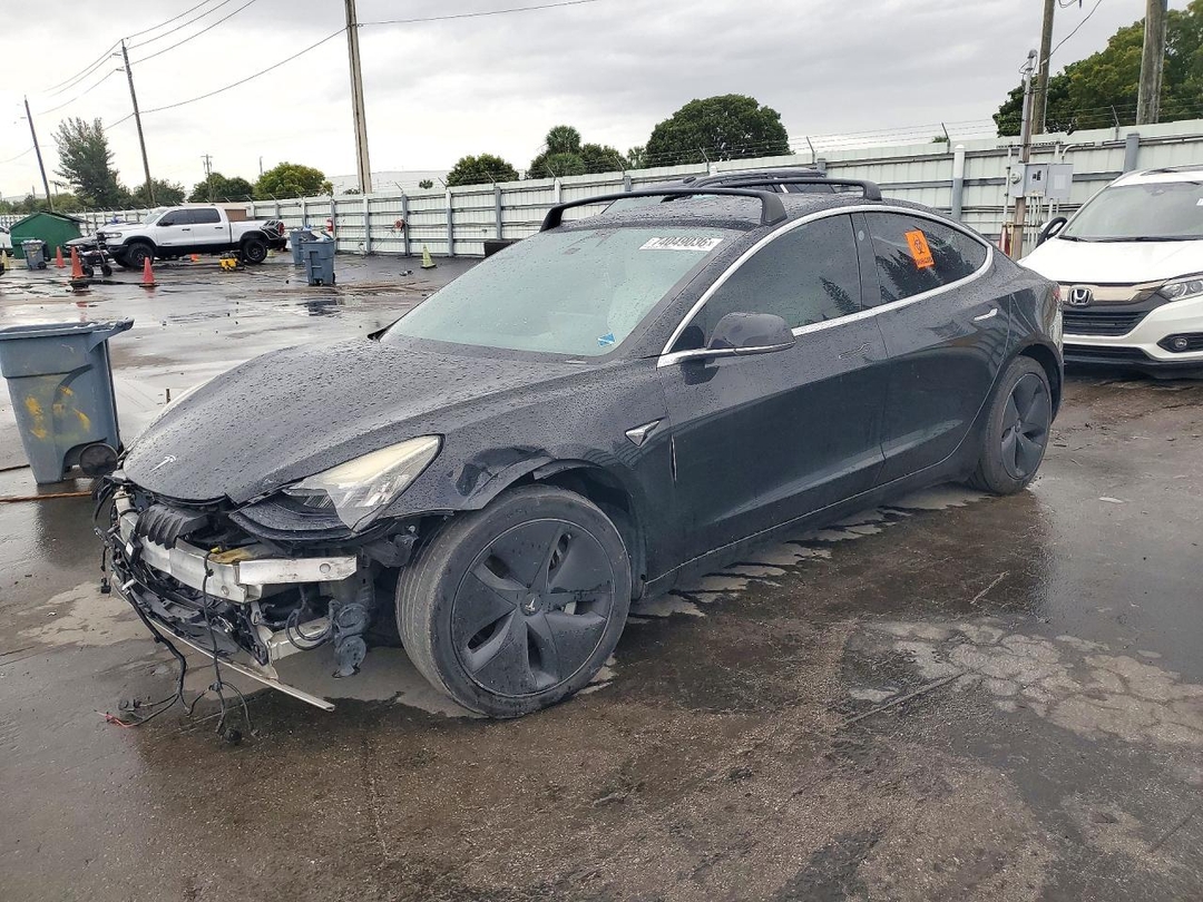 Vue de 2019 TESLA MODEL 3, angle 1