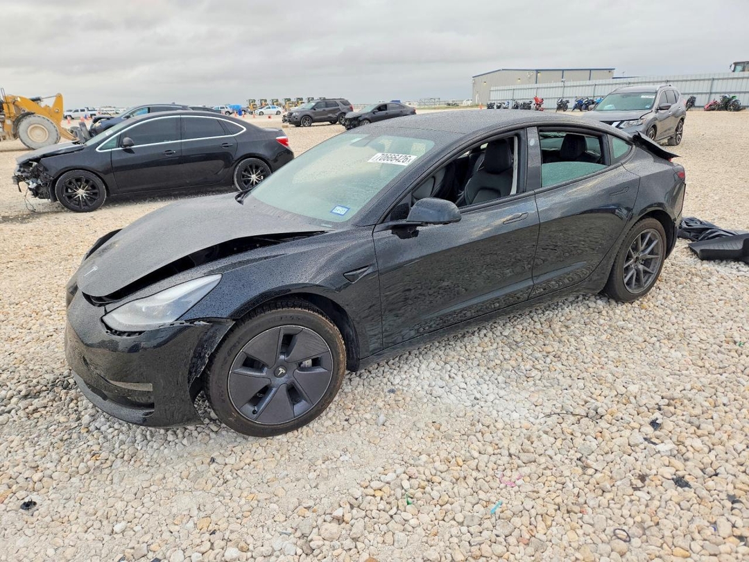 Вид 2022 TESLA MODEL 3, угол 1