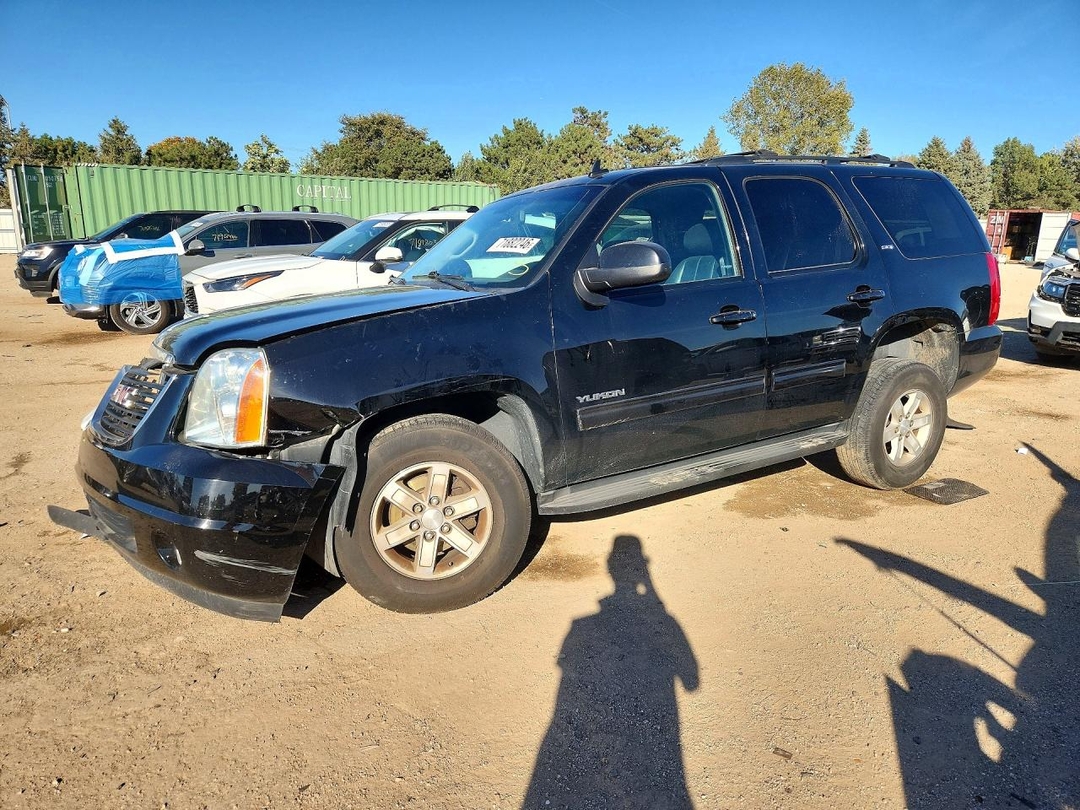Vista de 2014 GMC YUKON SLT, ángulo 1