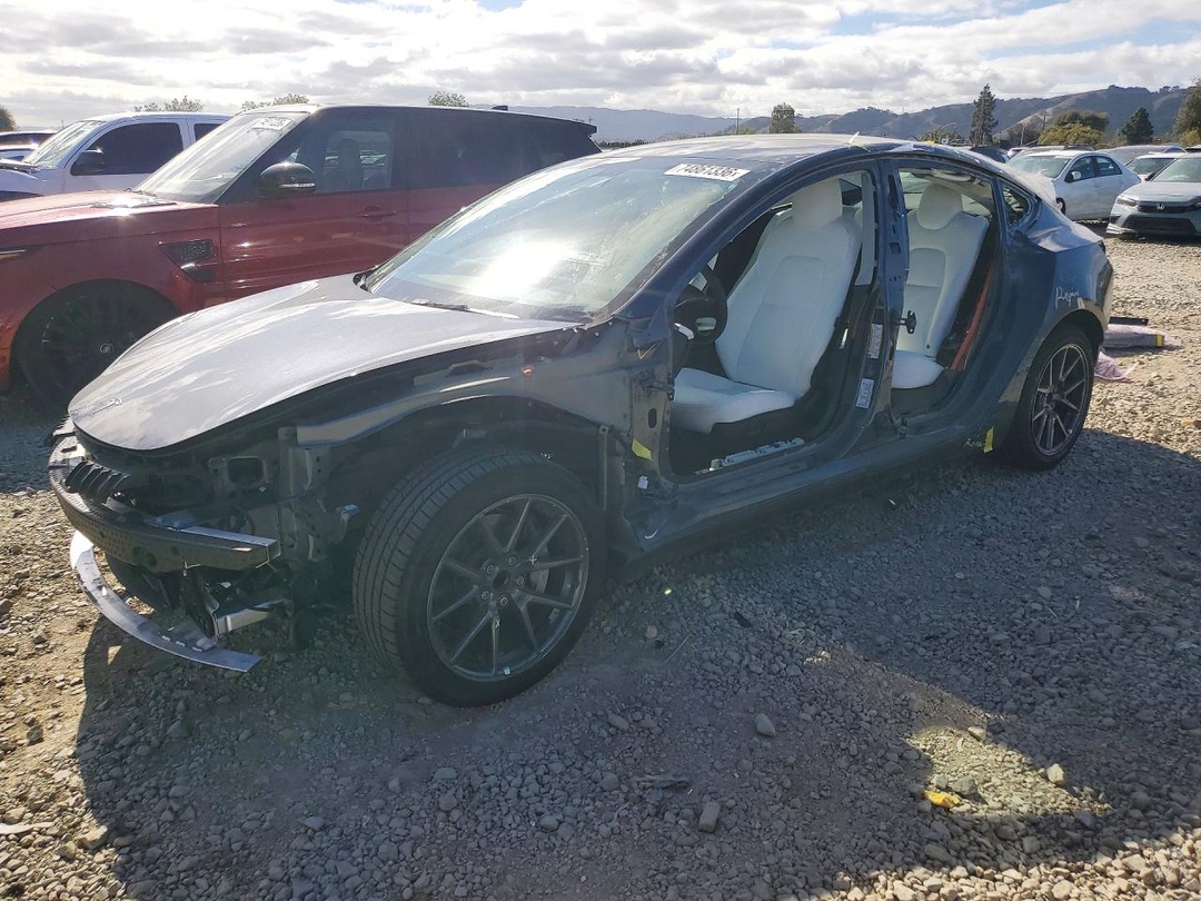 Vue de 2022 TESLA MODEL 3, angle 1
