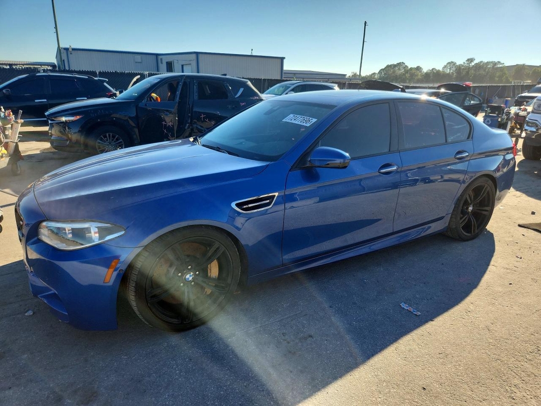 Vue de 2016 BMW M5, angle 1