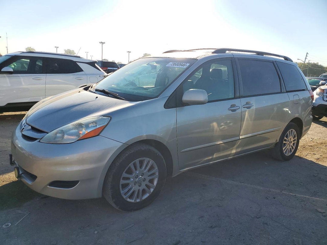 Vue de 2008 TOYOTA SIENNA XLE, angle 1