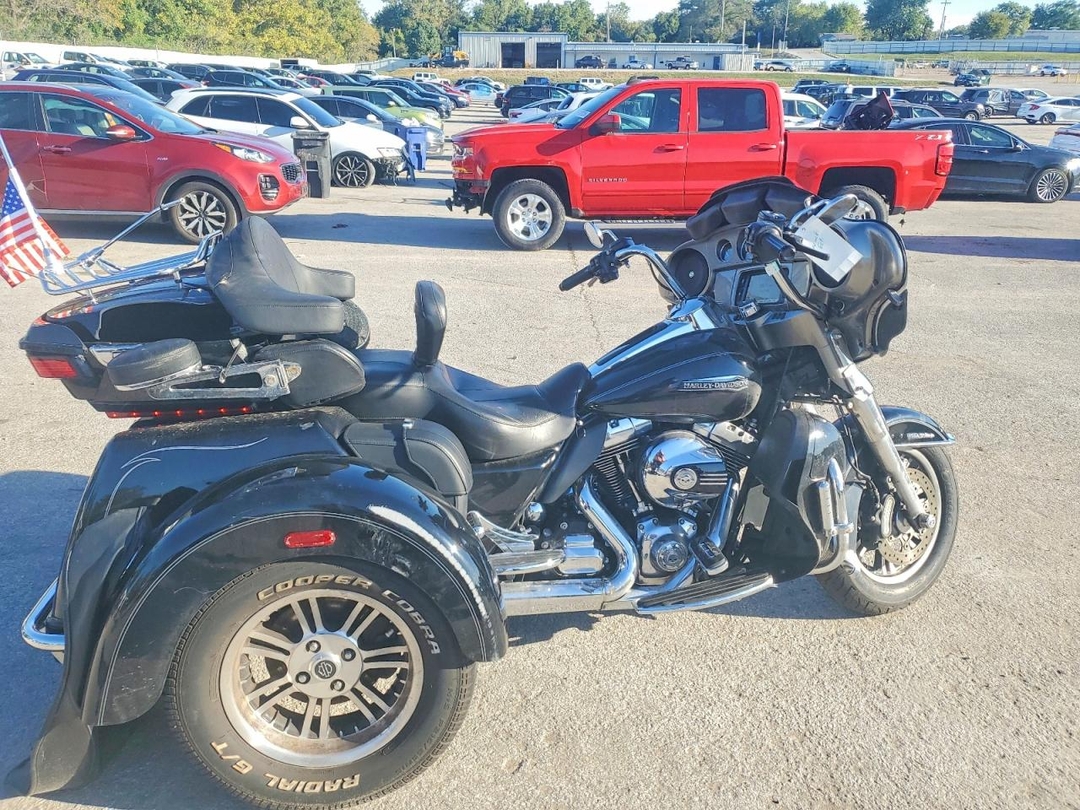 Vue de 2014 HARLEY-DAVIDSON FLHTCUTG TRI GLIDE ULTRA, angle 1