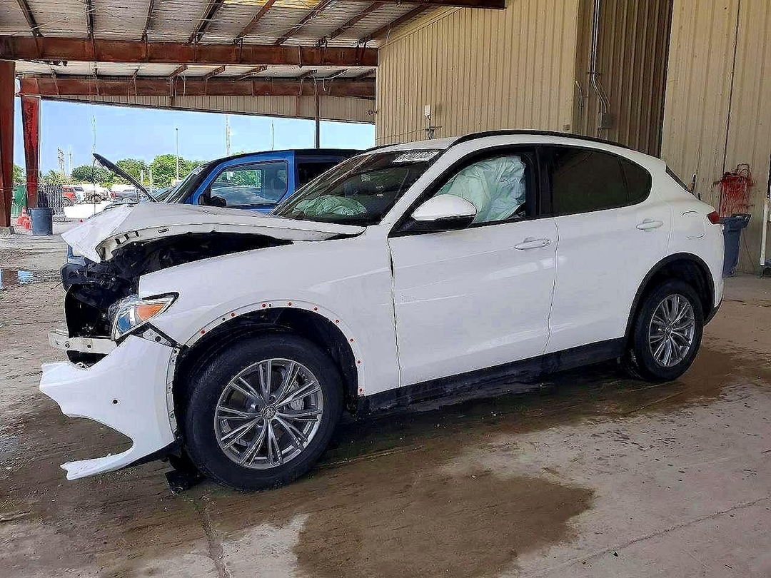 Vista de 2022 ALFA ROMEO STELVIO, ángulo 1