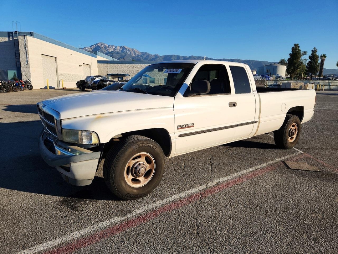Vue de 2000 DODGE RAM 2500, angle 1