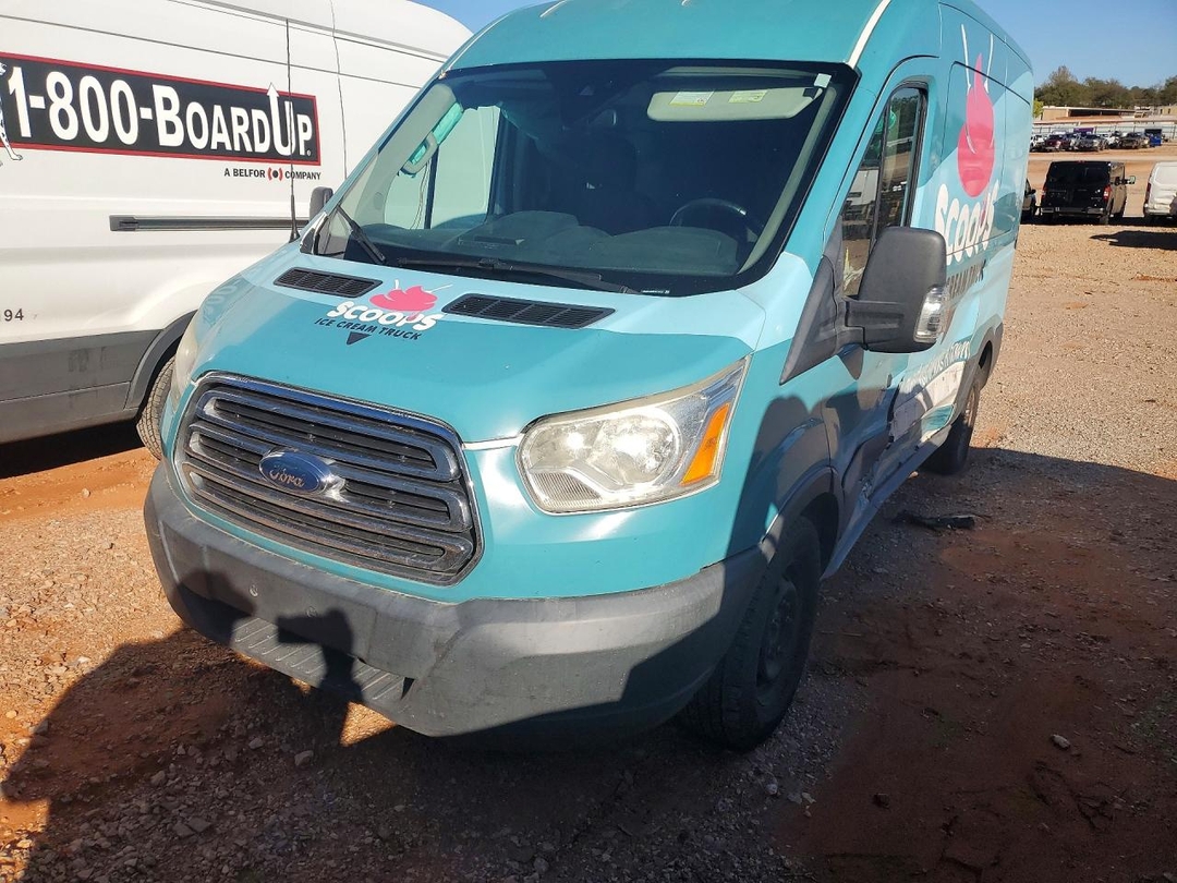 Vue de 2015 FORD TRANSIT FOOD TRUCK, angle 1