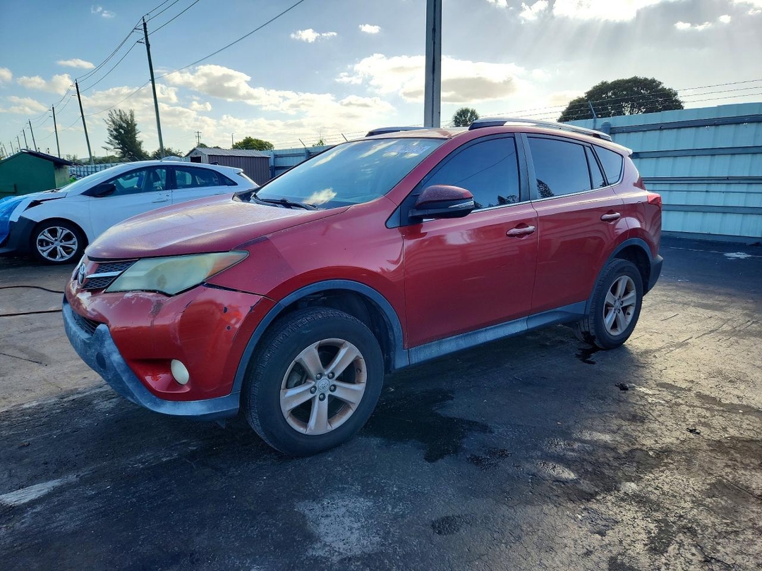 Vue de 2014 TOYOTA RAV4 XLE, angle 1