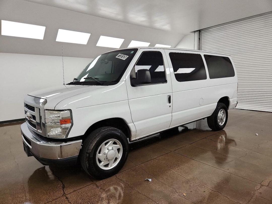 Vue de 2014 FORD ECONOLINE E350 SUPER DUTY WAGON, angle 1