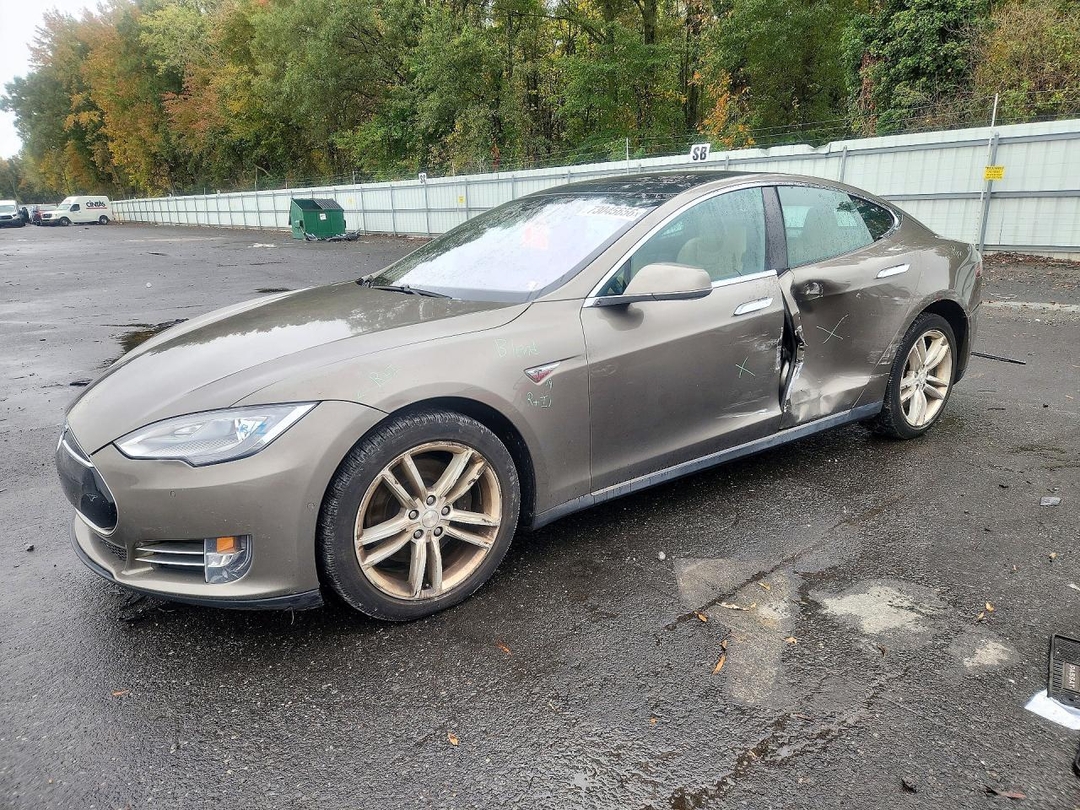 Vue de 2015 TESLA MODEL S 90D, angle 1