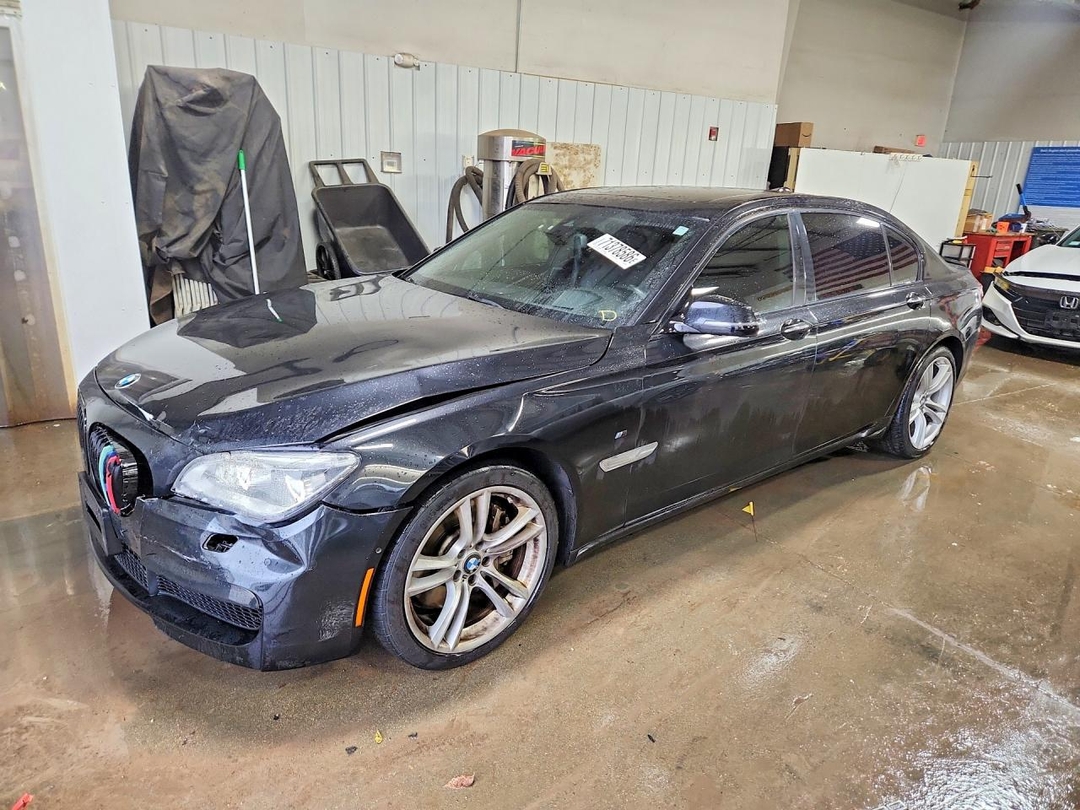 منظر 2013 BMW 750 LXI، زاوية 1