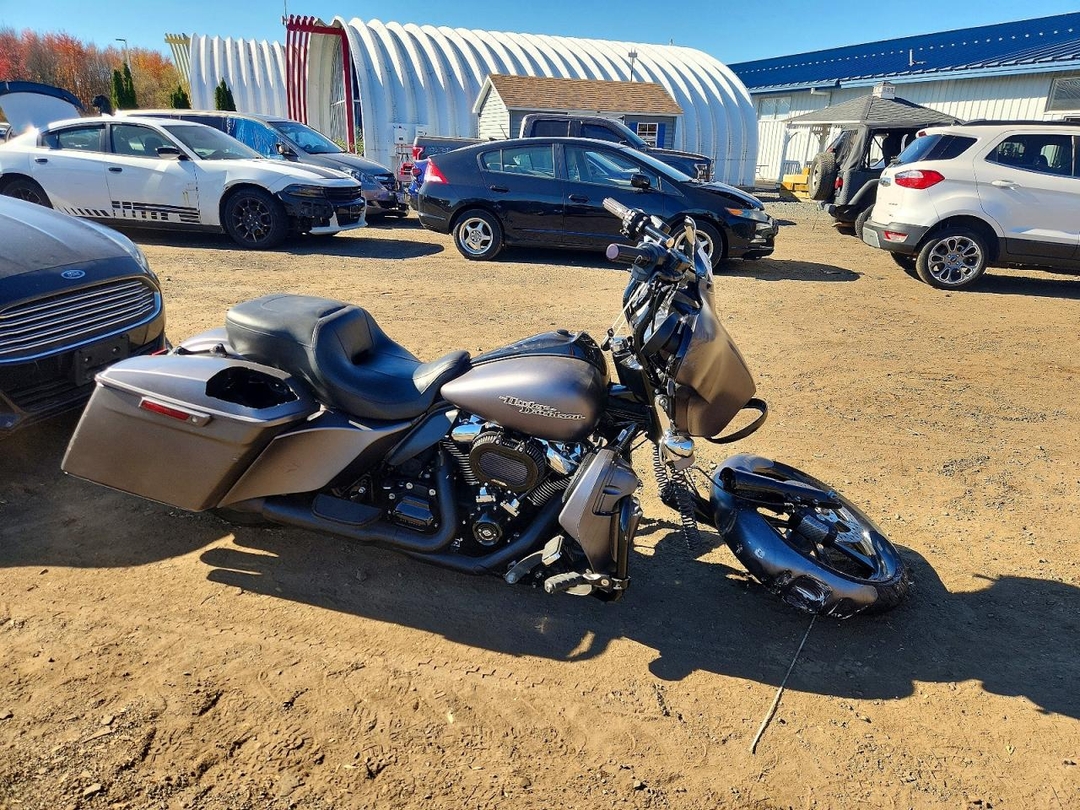 Vista de 2017 HARLEY-DAVIDSON FLHXS STREET GLIDE SPECIAL, ángulo 1
