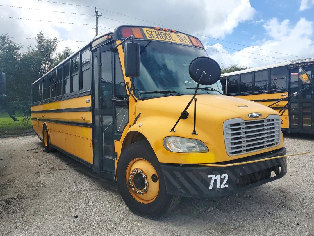 Vue de 2009 FREIGHTLINER SAF-T-LINER C2 SCHOOL BUS, angle 1