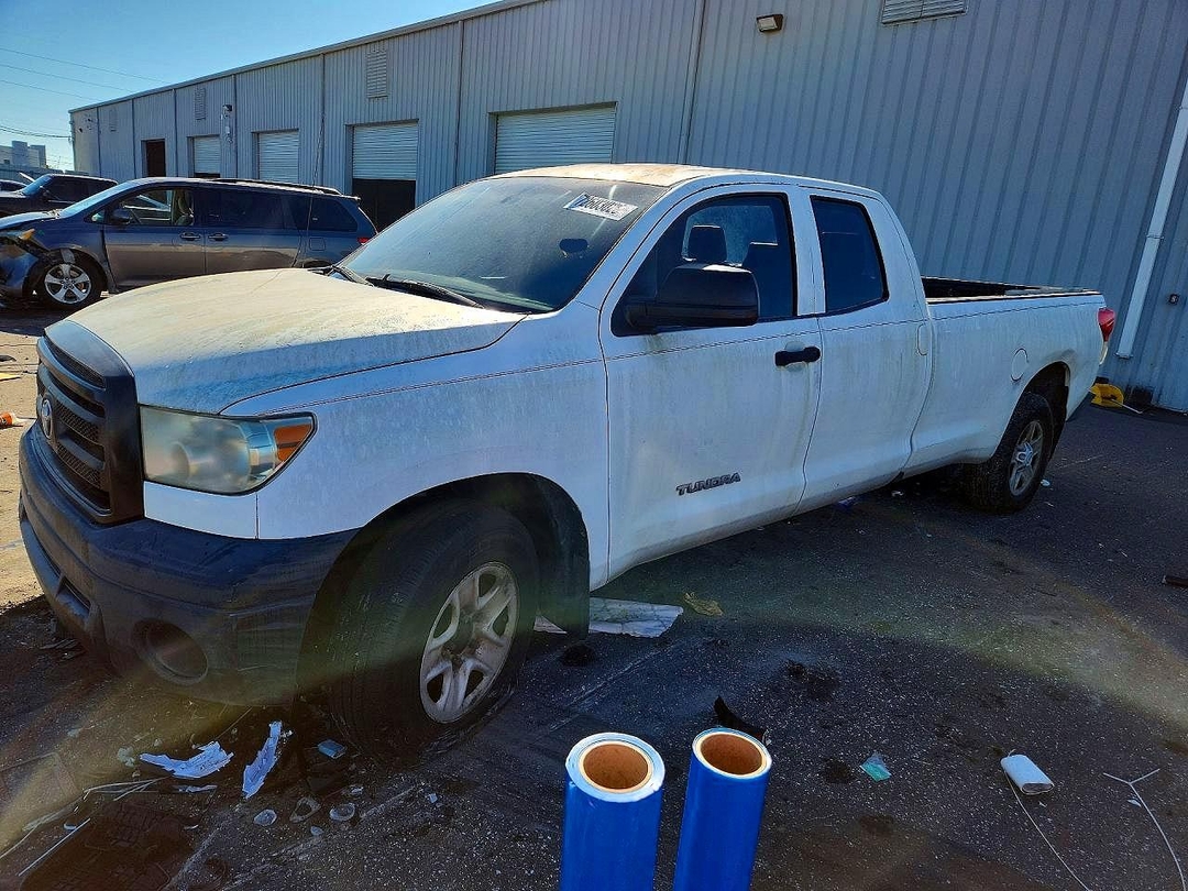 Vue de 2010 TOYOTA TUNDRA DOUBLE CAB SR5, angle 1