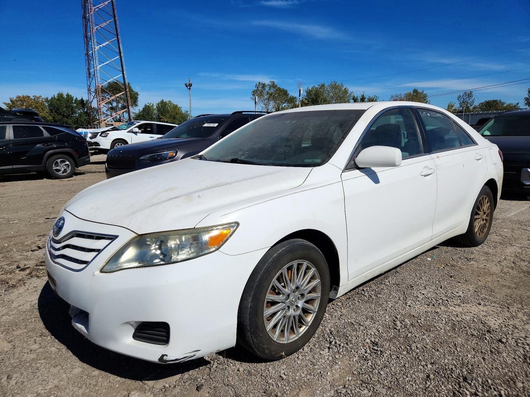 Вид 2010 TOYOTA CAMRY LE, угол 1