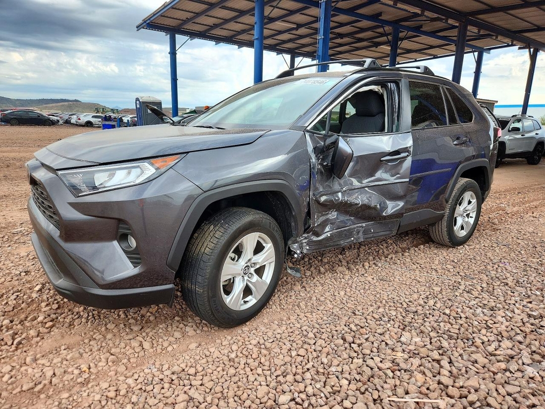 Vista de 2020 TOYOTA RAV4 XLE, ángulo 1