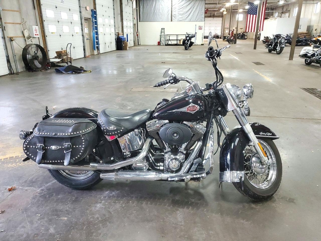 Vista de 2001 HARLEY-DAVIDSON FLSTCI, ángulo 1