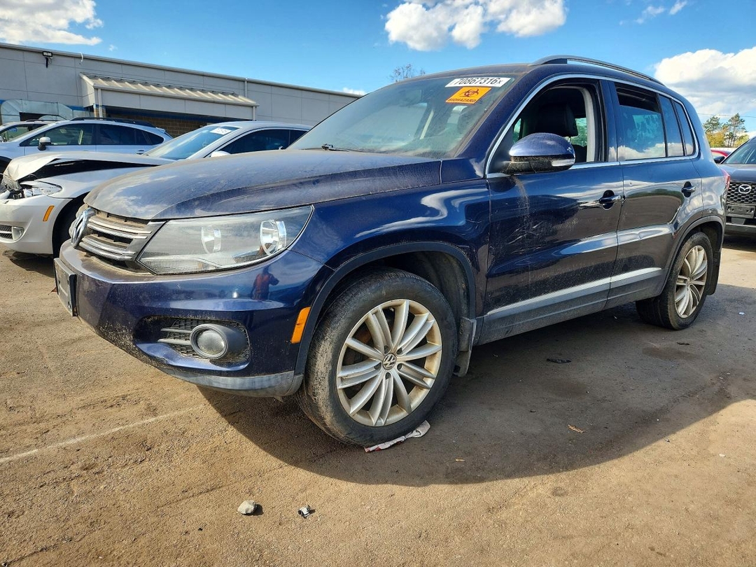 Vue de 2013 VOLKSWAGEN TIGUAN S, angle 1