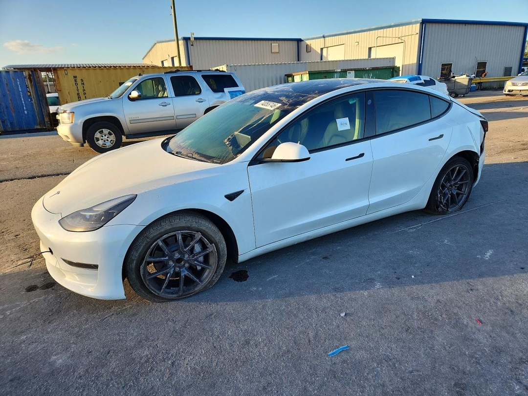 Вид 2021 TESLA MODEL 3, угол 1