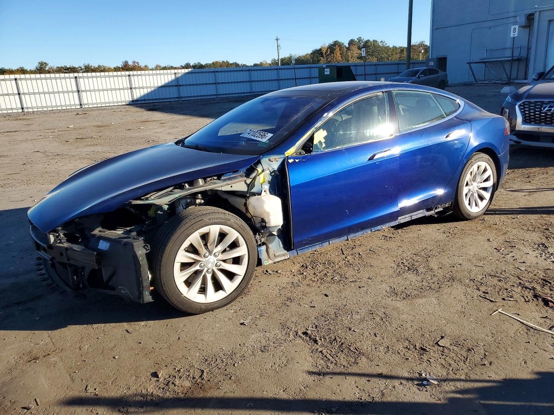 Vue de 2016 TESLA MODEL S, angle 1