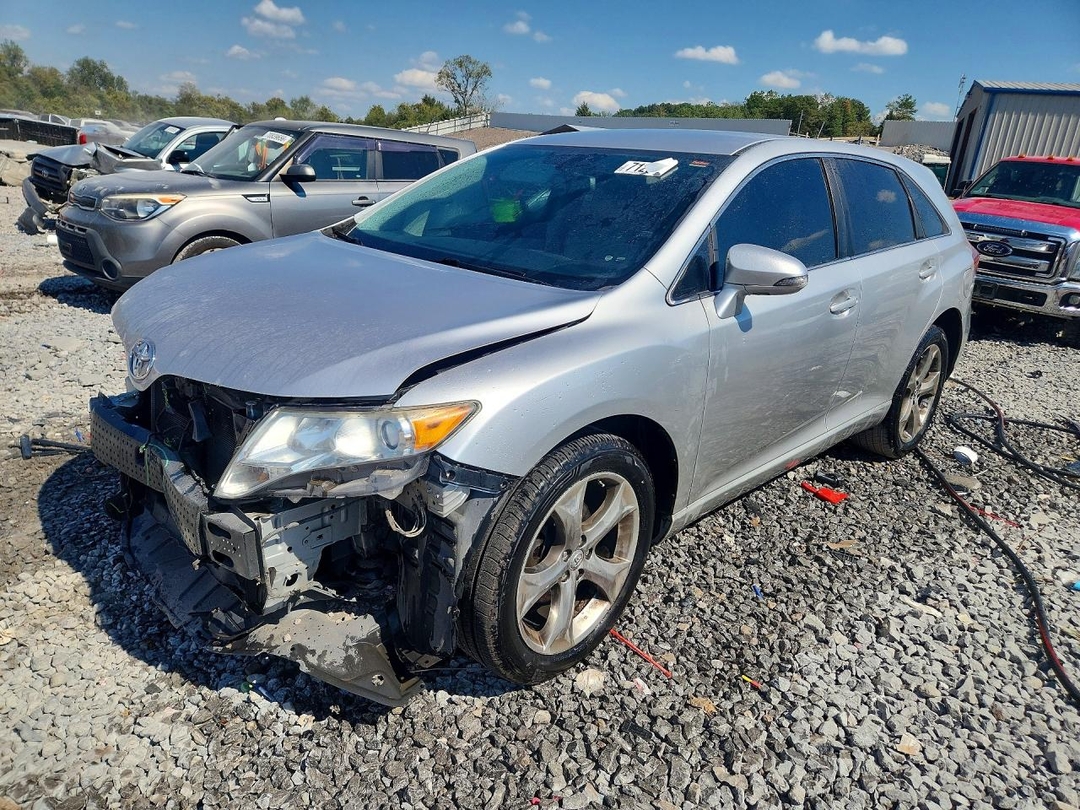 Vue de 2013 TOYOTA VENZA LE, angle 1
