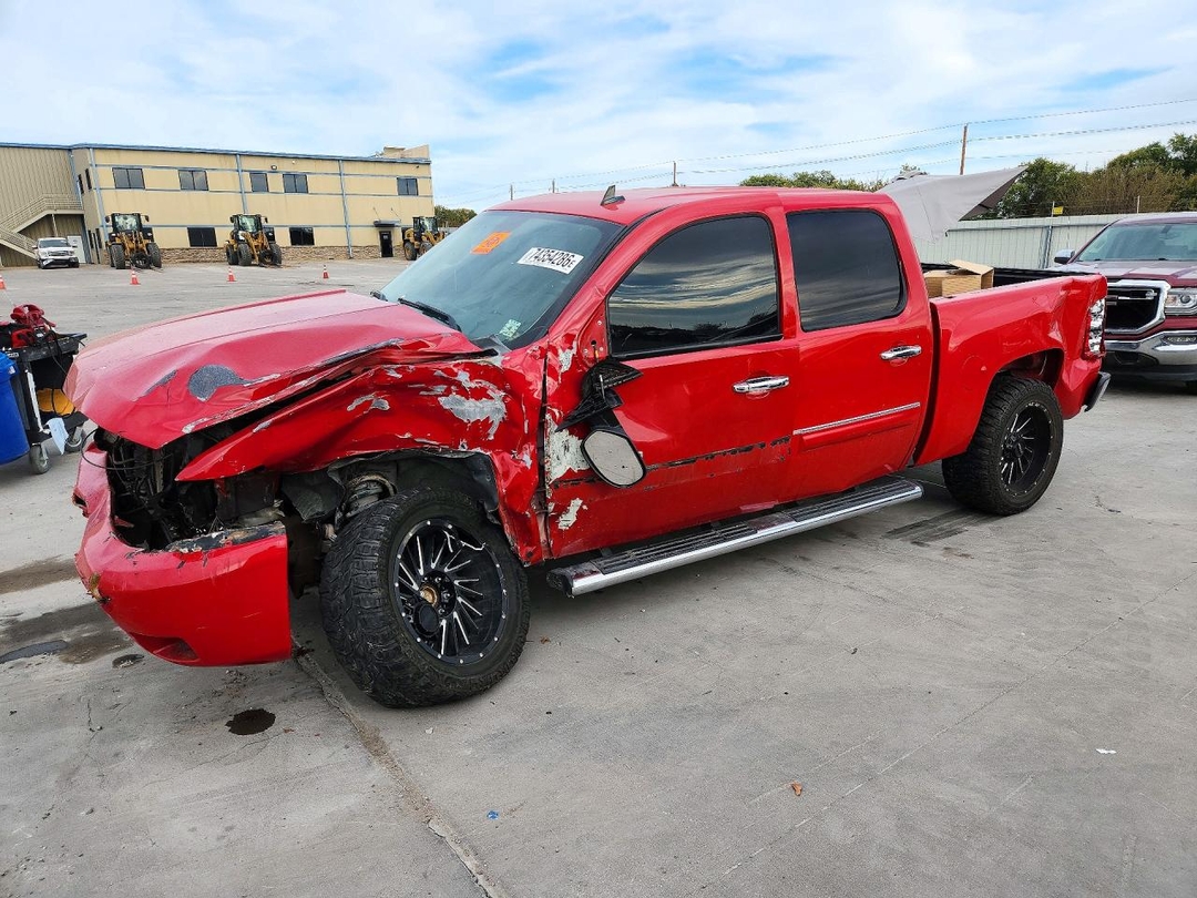 Vue de 2011 CHEVROLET SILVERADO C1500 LT, angle 1