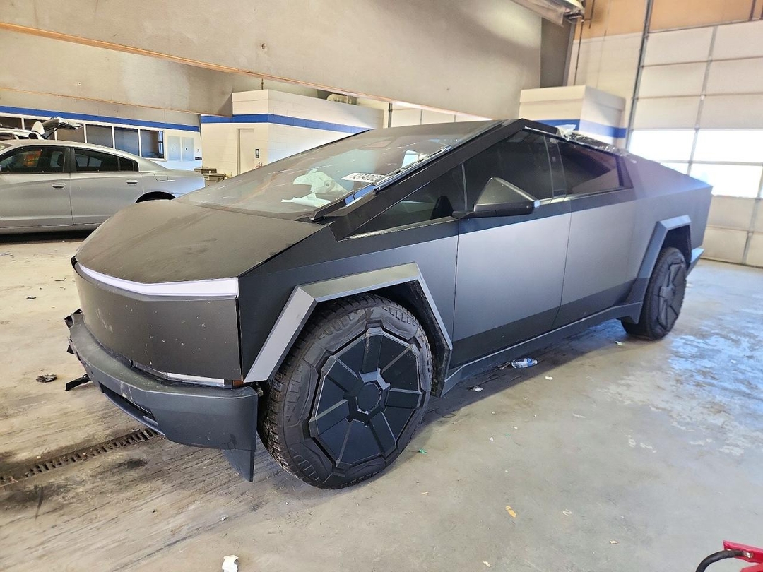 Vue de 2025 TESLA CYBERTRUCK, angle 1