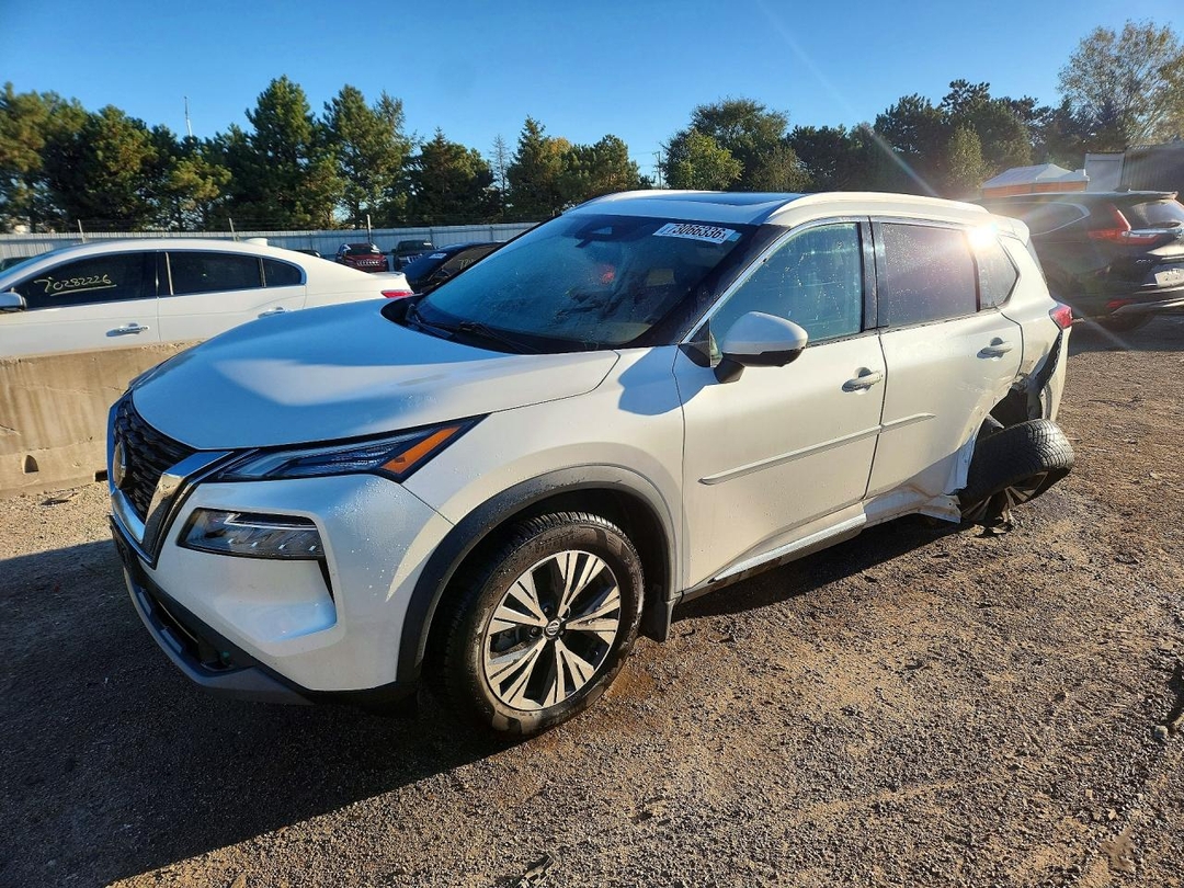 Vue de 2021 NISSAN ROGUE SV, angle 1