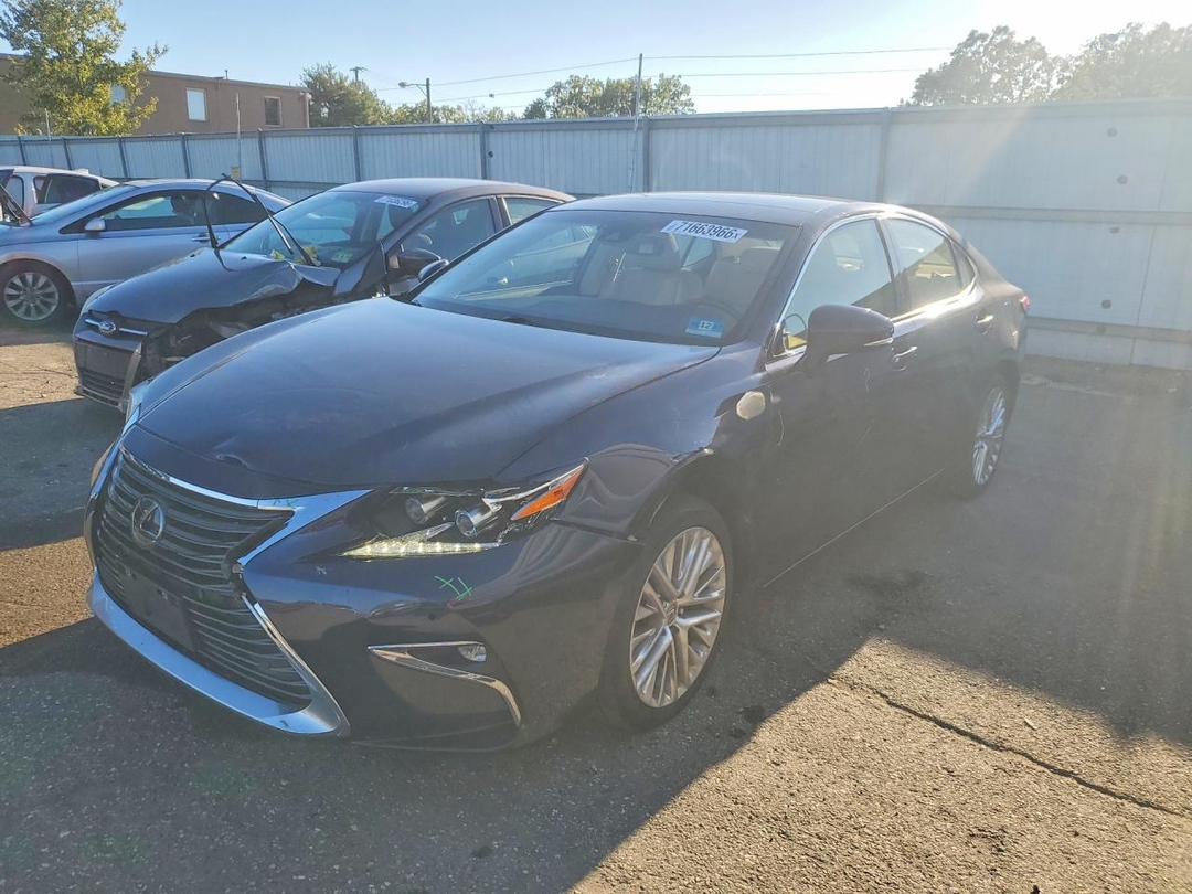 Вид 2016 LEXUS ES 350, угол 1