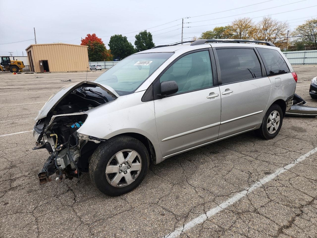 Vue de 2008 TOYOTA SIENNA LE 7-PASSENGER, angle 1