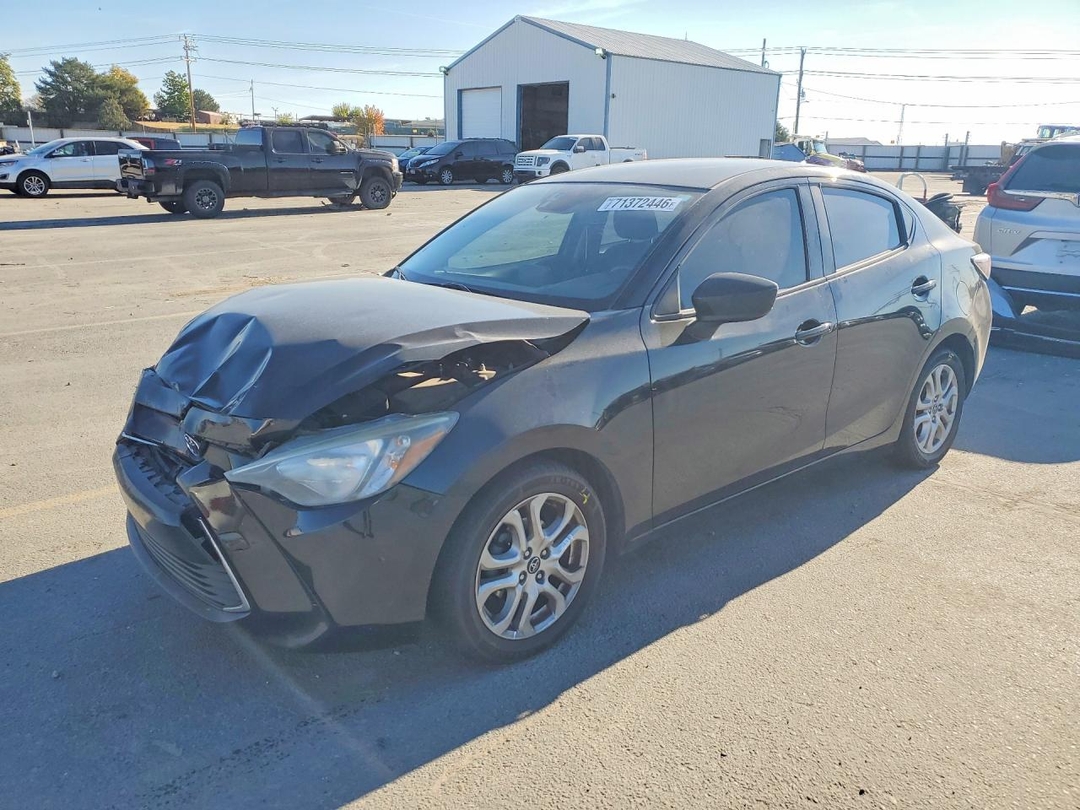 Vue de 2017 TOYOTA YARIS IA BASE, angle 1
