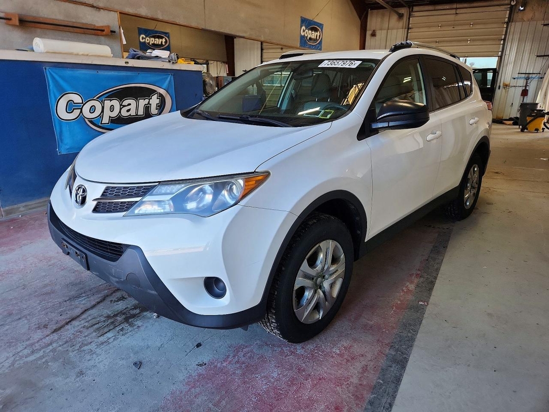 Вид 2014 TOYOTA RAV4 LE, угол 1