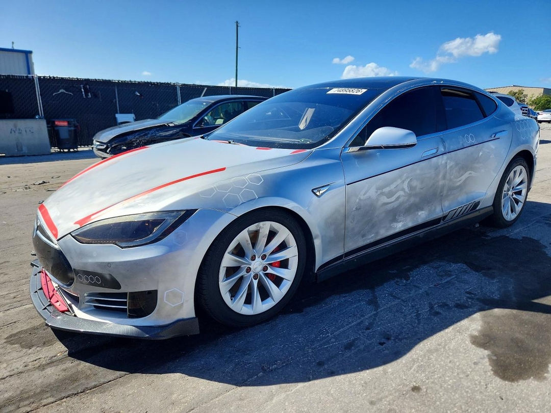 Vista de 2014 TESLA MODEL S, ángulo 1