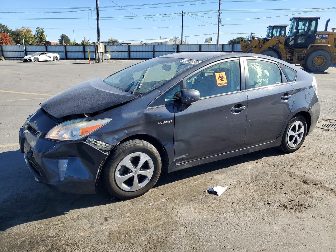 Vue de 2015 TOYOTA PRIUS FOUR, angle 1